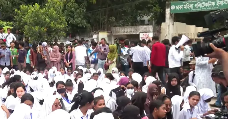 ছয় দফা দাবিতে আগারগাঁওয়ে পলিটেকনিক শিক্ষার্থীদের বিক্ষোভ সমাবেশ